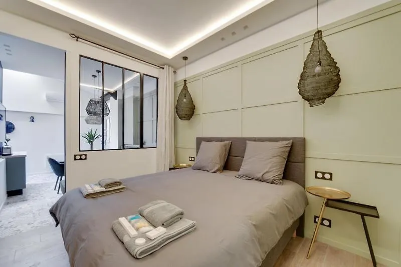 166 Roza - Superb In Paris. * パリ