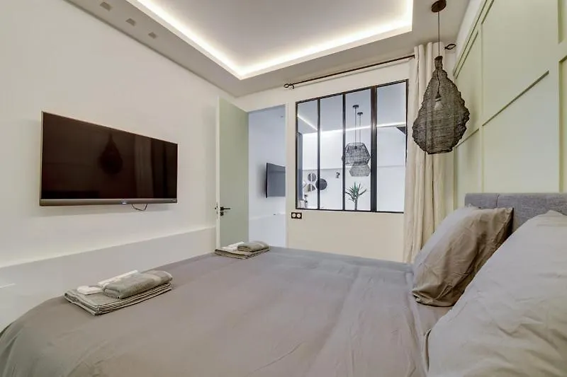 166 Roza - Superb In Paris. パリ